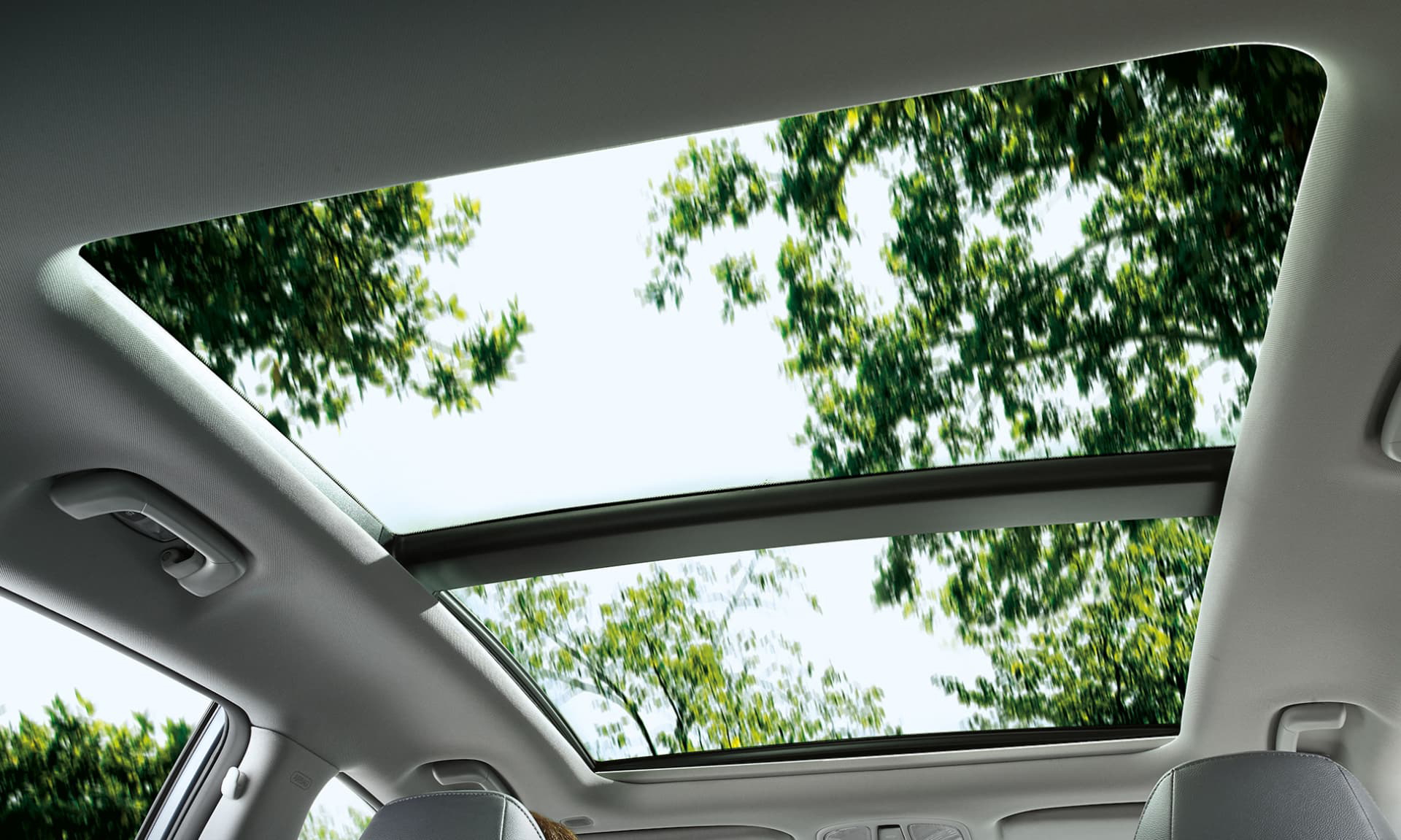 Vista del techo panorámico del Hyundai i40, aportando luminosidad y amplitud.