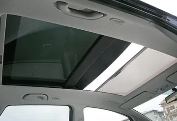 Techo panorámico del Kia Venga que ofrece una vista amplia y luminosa.