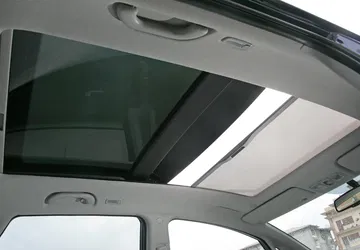 Vista del techo panorámico que ofrece luminosidad y sensación de amplitud.