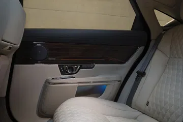 Vista del techo panorámico y acabados premium en el Jaguar XJ.