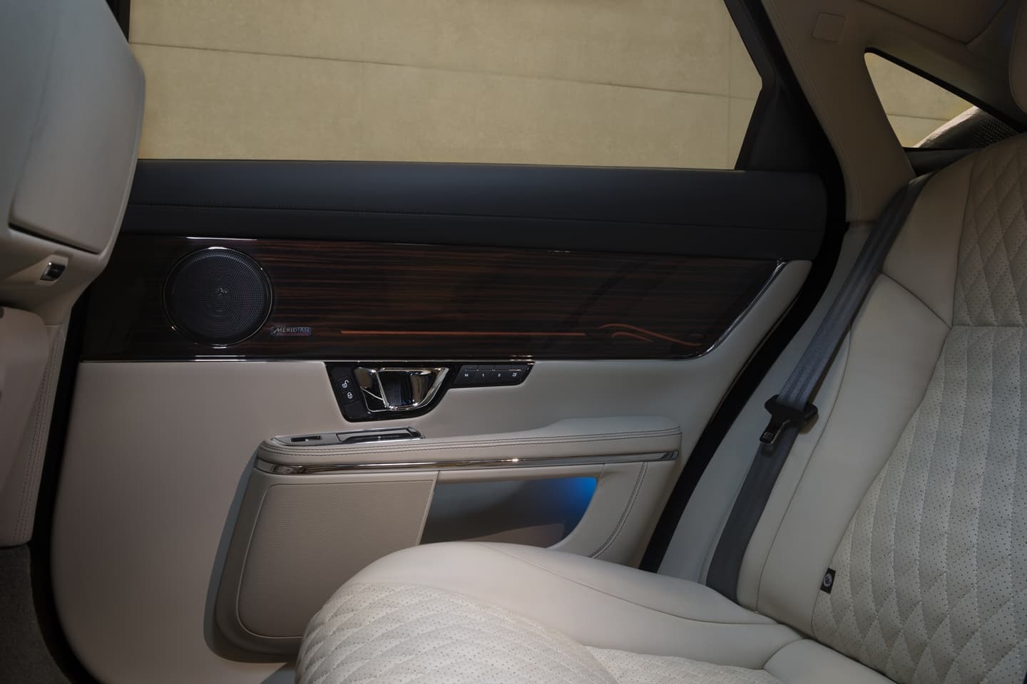 Vista del techo panorámico y acabados premium en el Jaguar XJ.