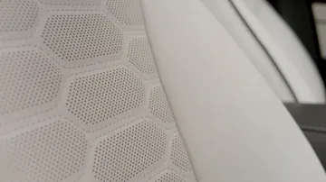 Detalle de la textura del tapizado del asiento, mostrando la calidad y diseño.