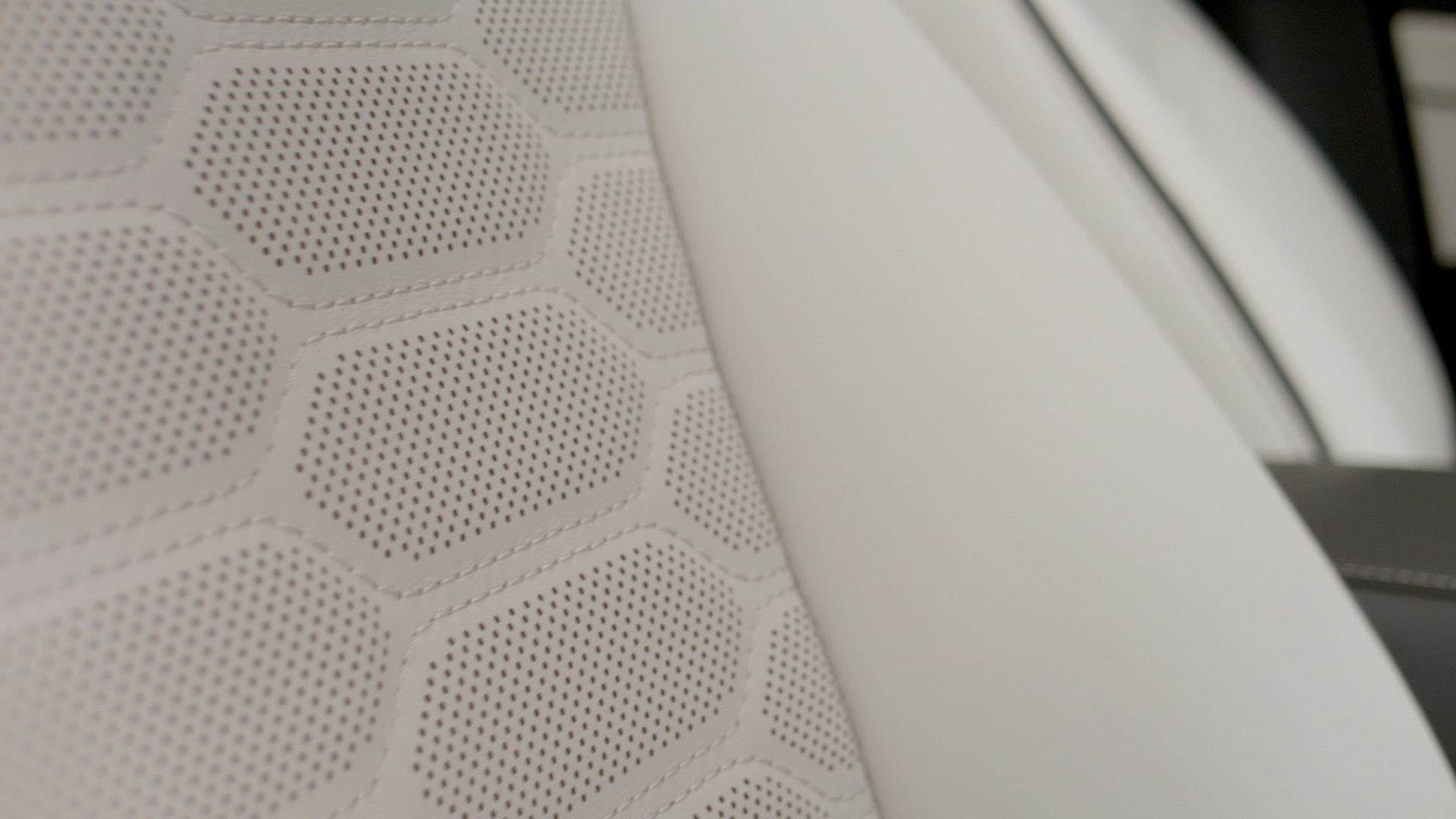 Detalle de la textura del tapizado del asiento, mostrando la calidad y diseño.