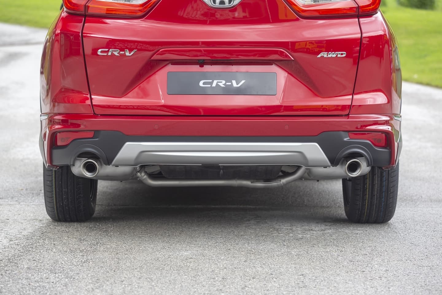 Vista detallada del diseño de la zaga, destacando el escape y el emblema CR-V