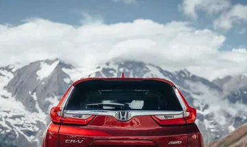 Vista posterior del Honda CR-V con paisaje montañoso de fondo.