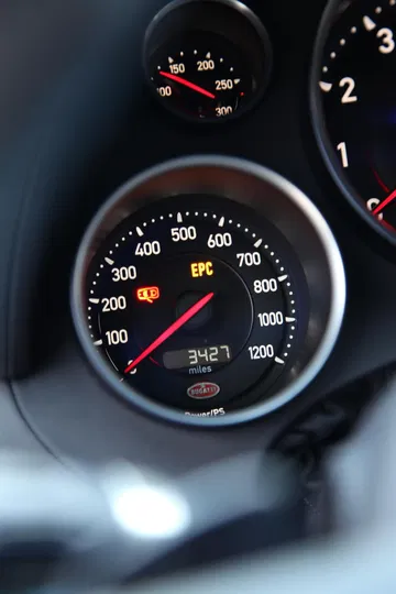Detalle del velocímetro del Bugatti Veyron, resaltando su escala hasta 400 km/h.