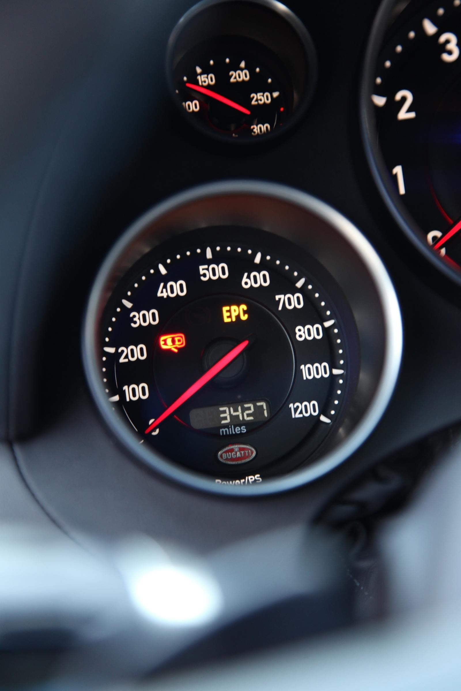 Detalle del velocímetro del Bugatti Veyron, resaltando su escala hasta 400 km/h.