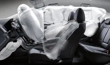 Vista en perspectiva de los asientos del Hyundai i40, destacando su tapicería y diseño ergonómico.