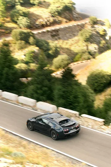 Imagen cenital del Bugatti Veyron mostrando parte del techo y carrocería.