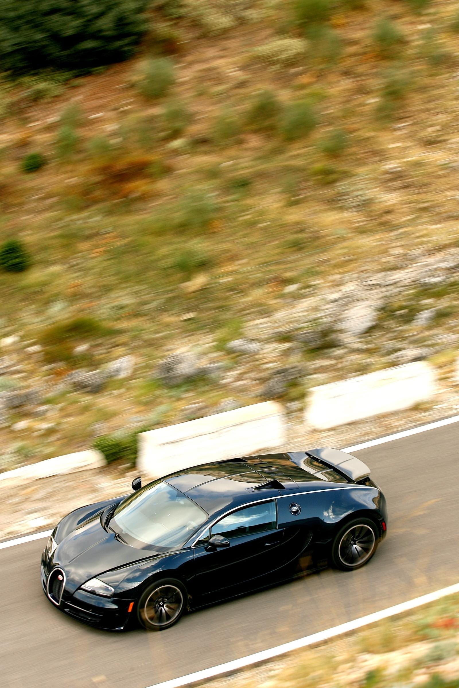 Vista aérea del Bugatti Veyron destacando su diseño de techo.