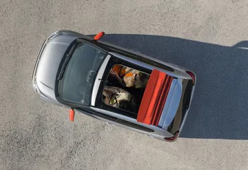 Vista aérea del Citroën C1 mostrando techo y líneas exteriores