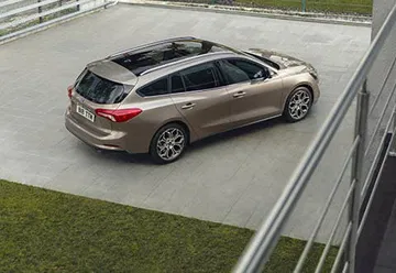 Vista aérea del Ford Focus resaltando su diseño exterior y líneas dinámicas.
