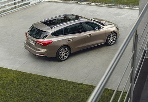 Vista aérea del Ford Focus resaltando su diseño exterior y líneas dinámicas.