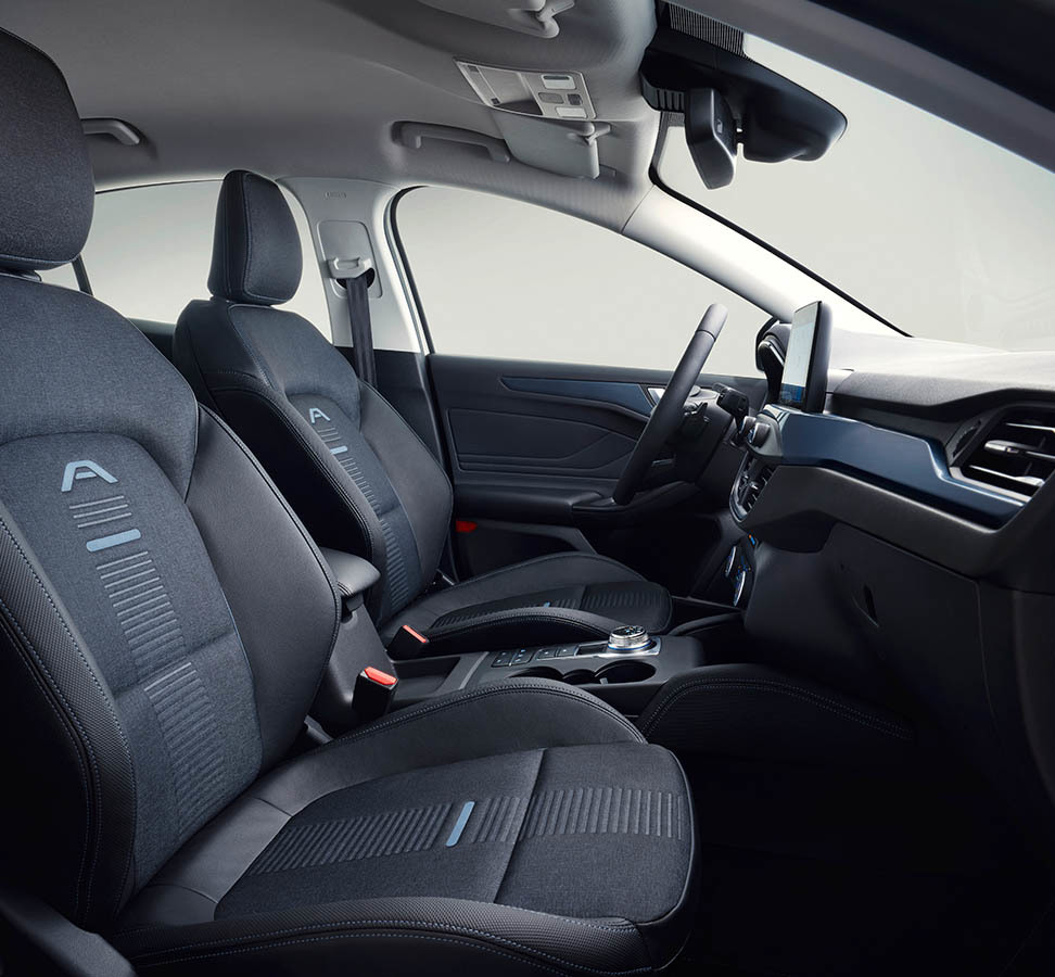 Vista de los asientos delanteros del Ford Focus con detalle de tapicería.