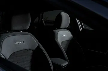 Vista de los asientos delanteros con tapicería premium del Kia Ceed.