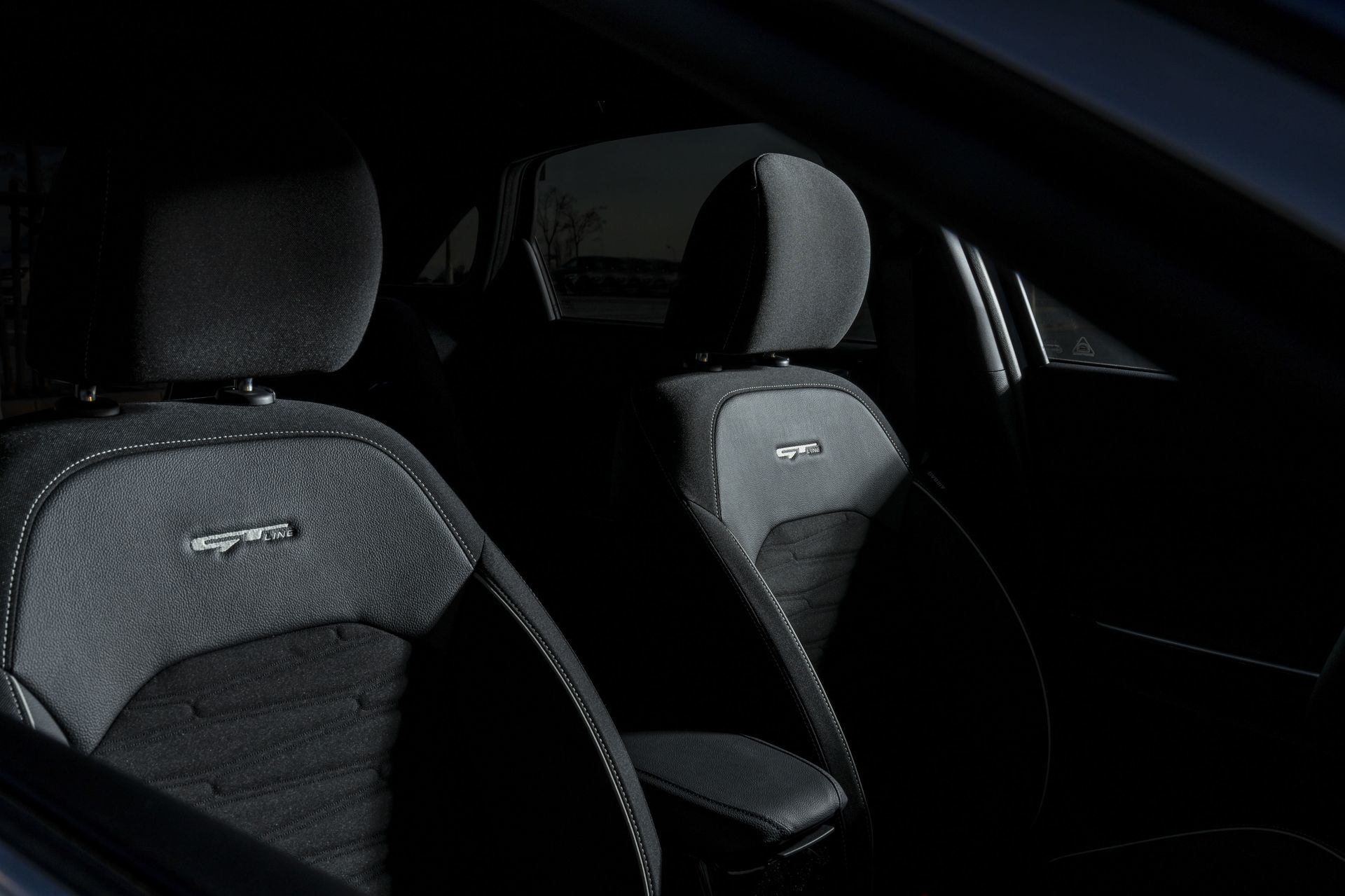Vista de los asientos delanteros con tapicería premium del Kia Ceed.