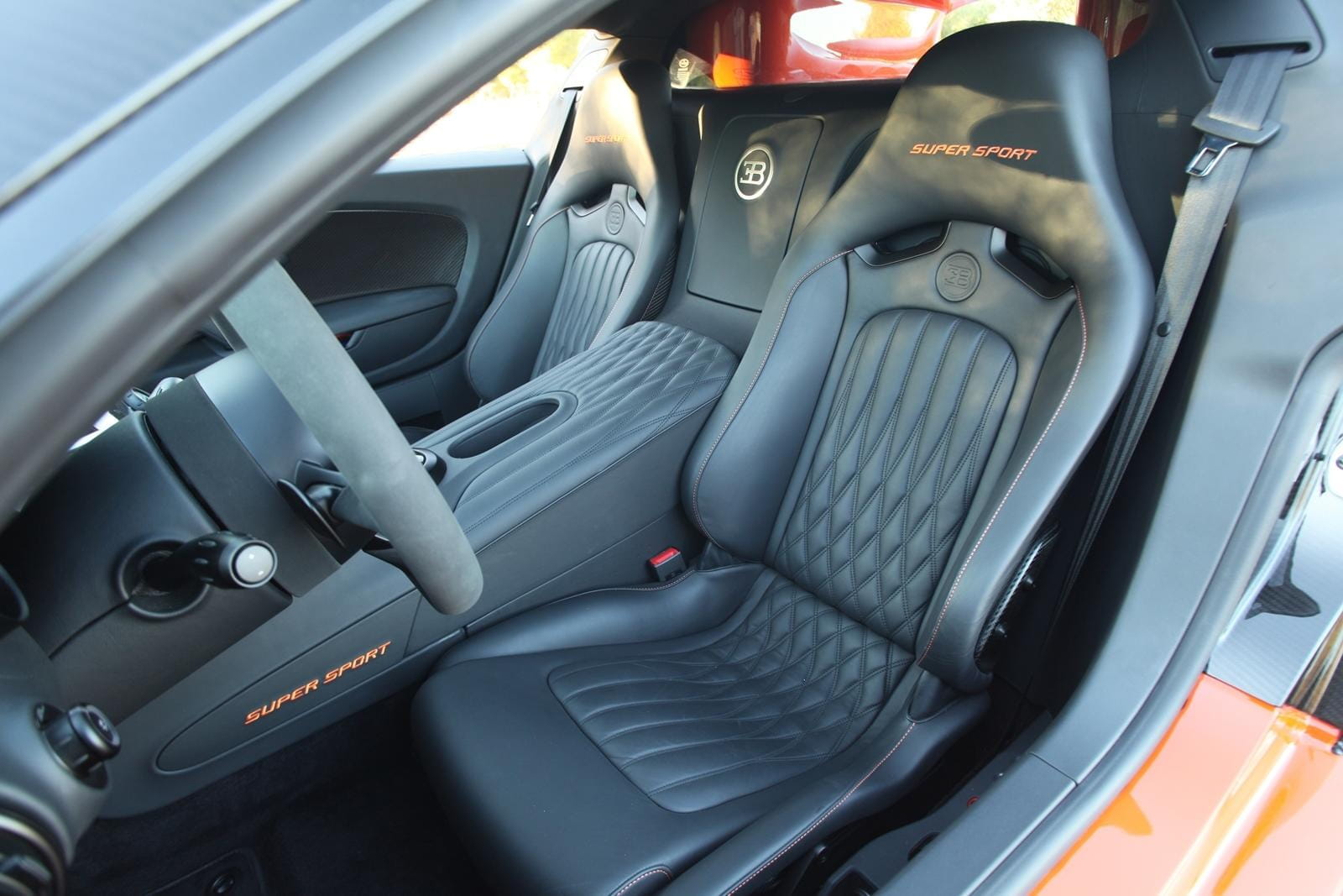 Asientos de cuero con acabados de alta calidad en un Bugatti Veyron.