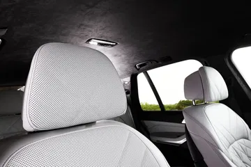 Vista de los asientos traseros del BMW X5 destacando su confort y diseño.
