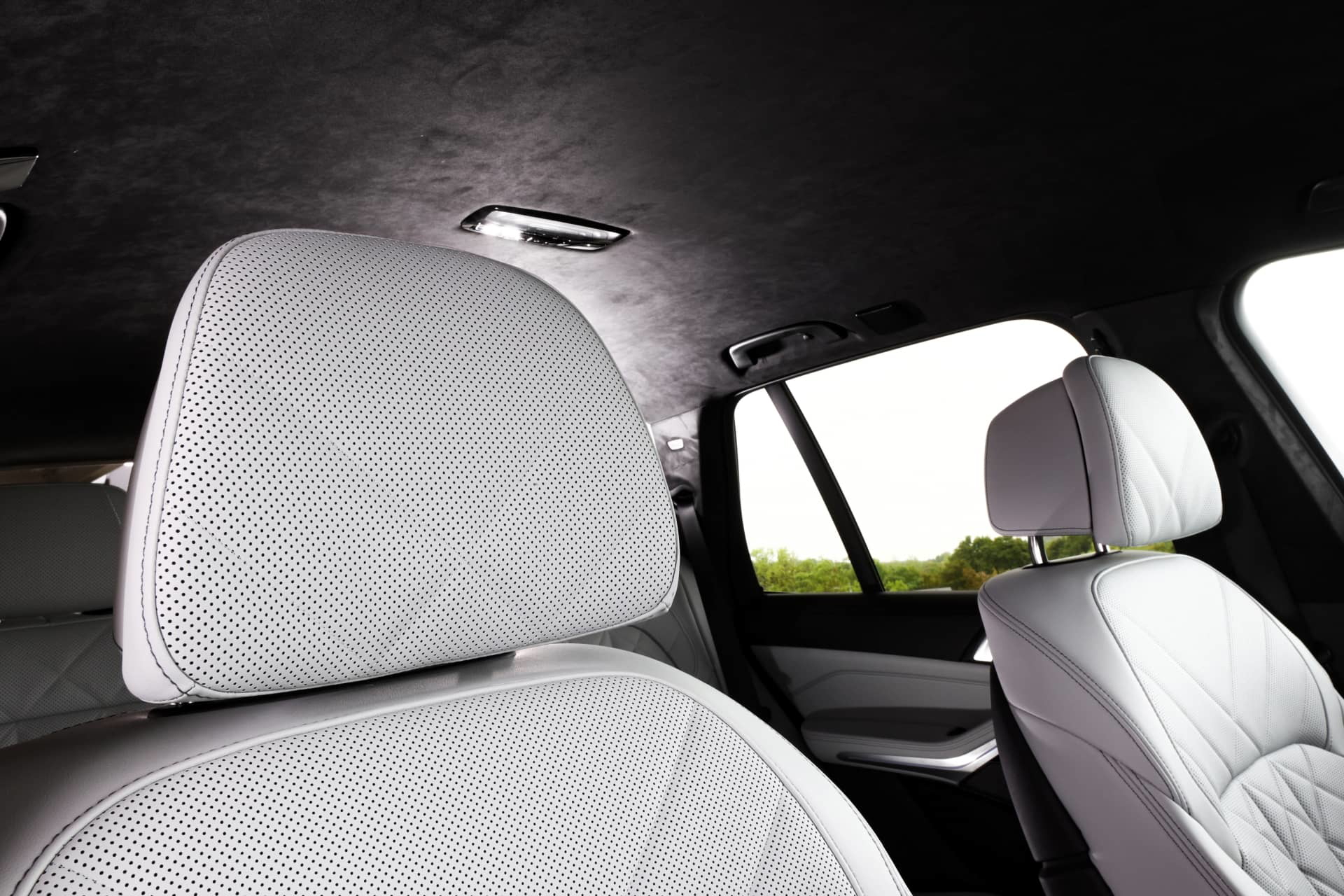 Vista de los asientos traseros del BMW X5 destacando su confort y diseño.