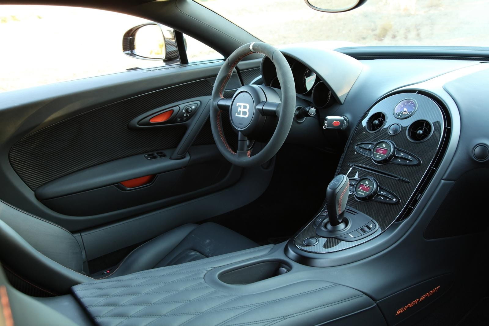 Cabina del Bugatti Veyron revelando su lujoso interior y ergonomía.