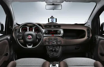 Ergonómica cabina del Fiat Panda con visión clara del salpicadero y volante.