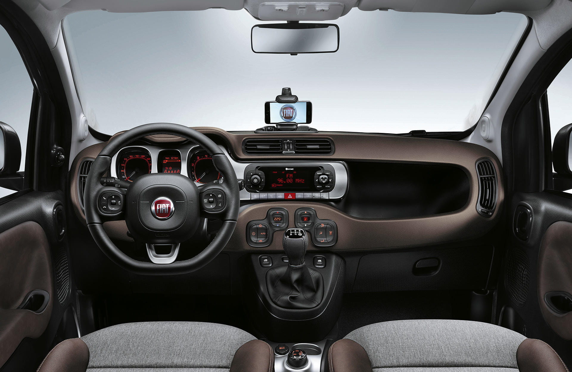 Ergonómica cabina del Fiat Panda con visión clara del salpicadero y volante.