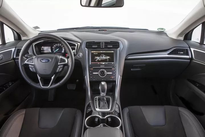 Cabina Ford Mondeo realzando su elegante consola central y confortables asientos.