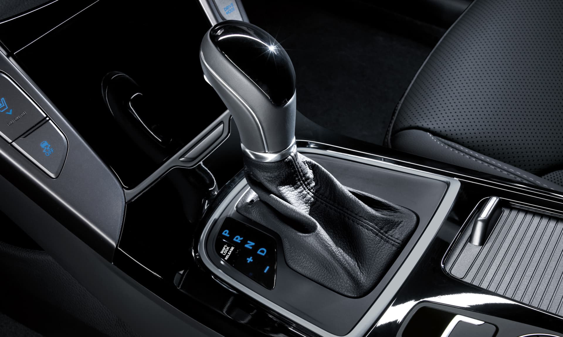 Vista cercana de la palanca de cambios en acabado cromado del Hyundai i40.