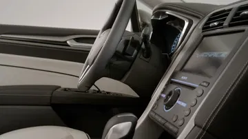 Consola central del Ford Mondeo con detalles de acabado y ergonomía.