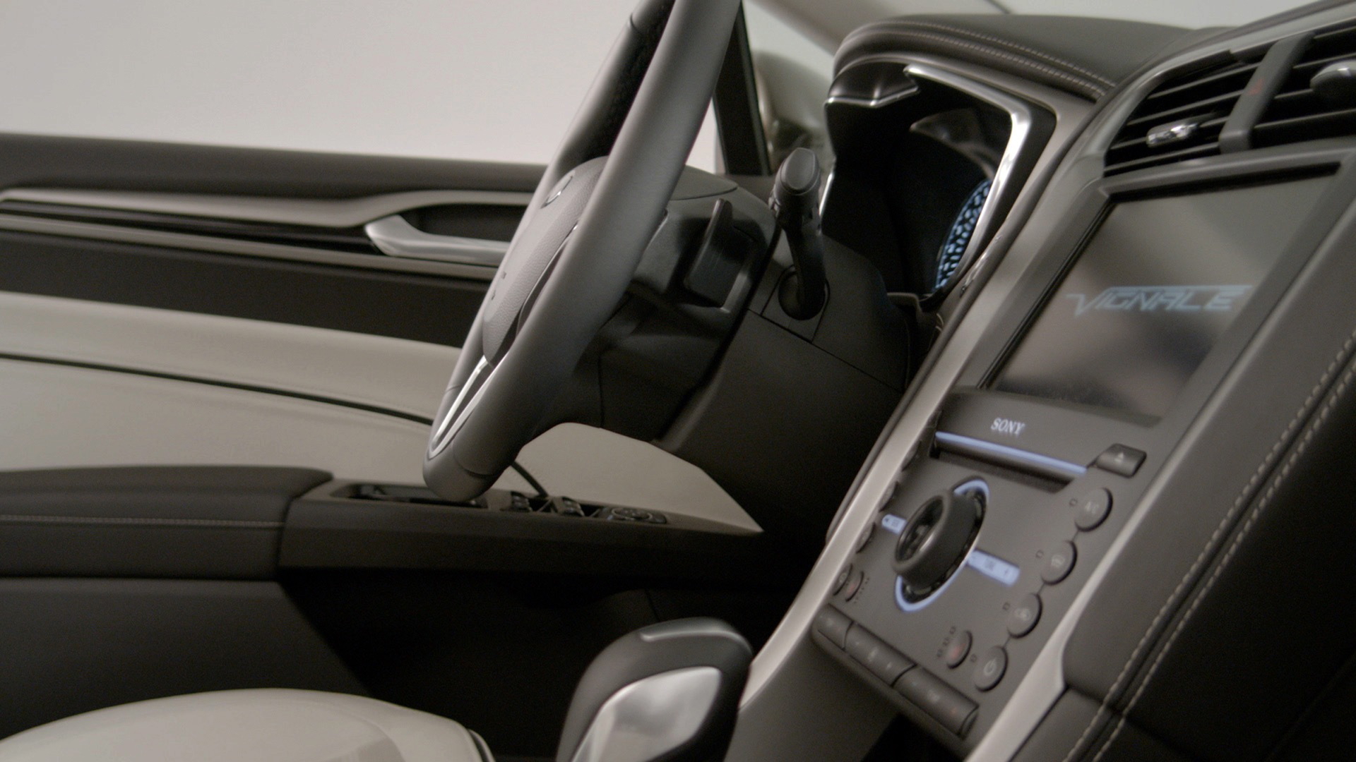 Consola central del Ford Mondeo con detalles de acabado y ergonomía.