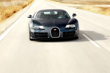 Vista frontal del Bugatti Veyron, destacando su icónica parrilla y faros LED.