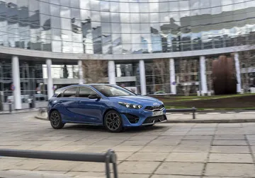 Vista en ángulo del Kia Ceed realzando su diseño dinámico