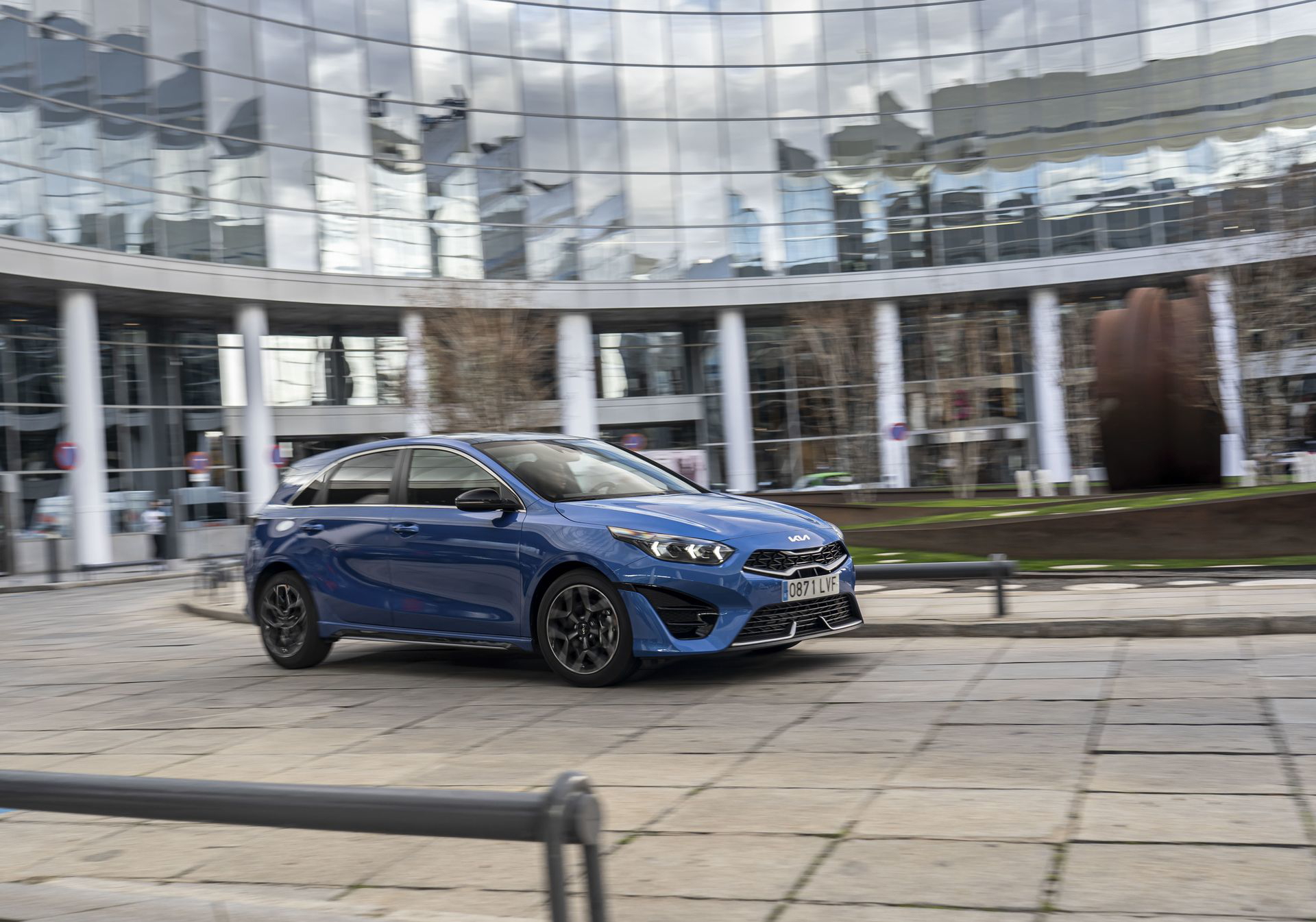 Vista en ángulo del Kia Ceed realzando su diseño dinámico