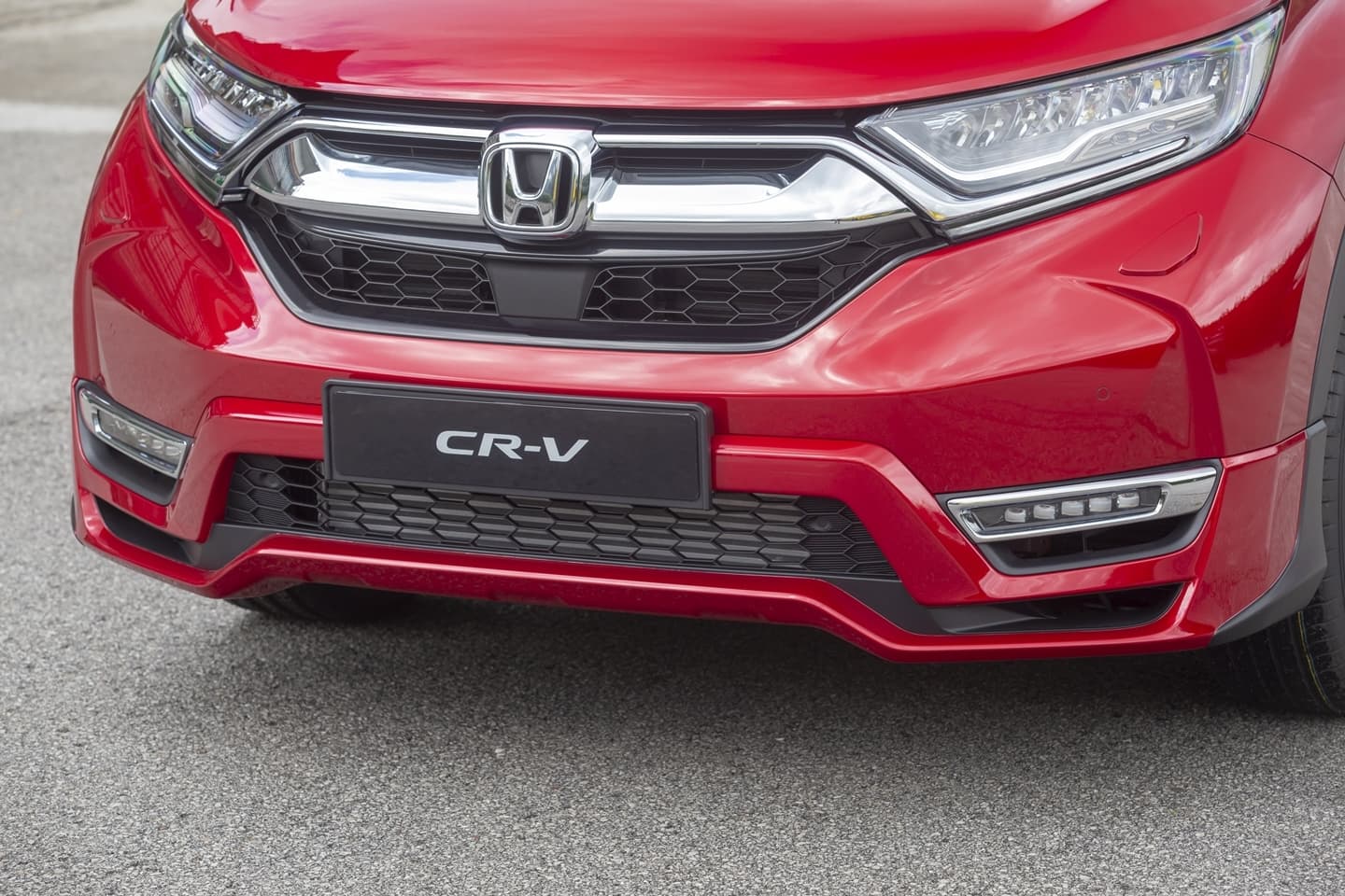 Vista frontal detallada del Honda CR-V, mostrando parrilla y emblema.
