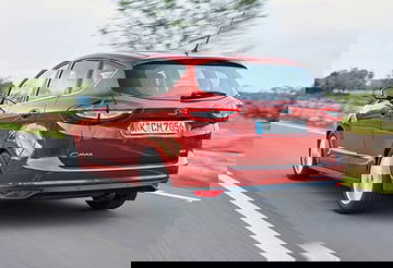 Ford C-MAX en marcha, mostrando su perfil trasero y lateral.