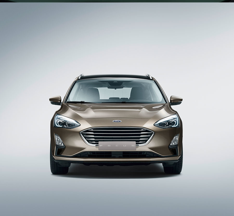 Vista frontal del Ford Focus mostrando diseño de parrilla y faros.
