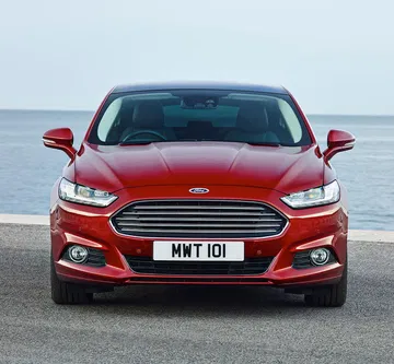 Vista frontal destacando parrilla y faros característicos del Ford Mondeo.