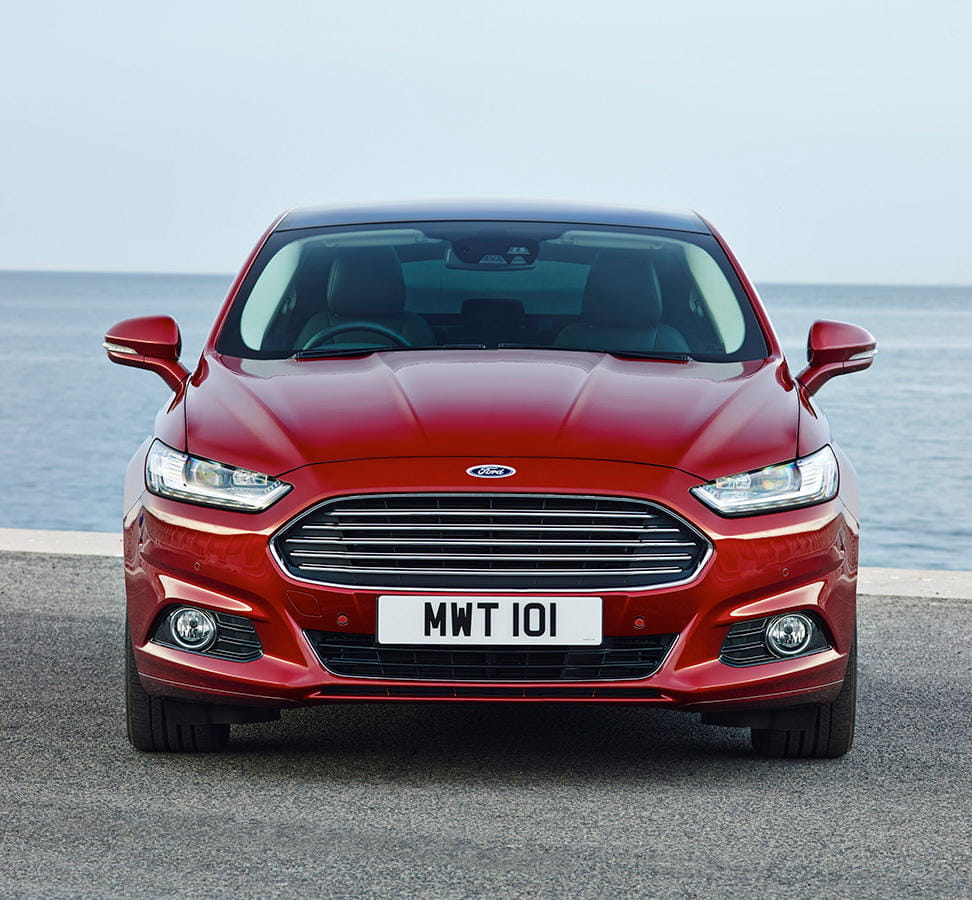 Vista frontal destacando parrilla y faros característicos del Ford Mondeo.