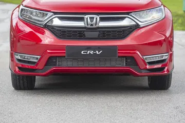Vista delantera destacando la parrilla y el emblema del CR-V.
