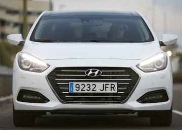 Vista frontal del Hyundai i40 destacando su parrilla y faros