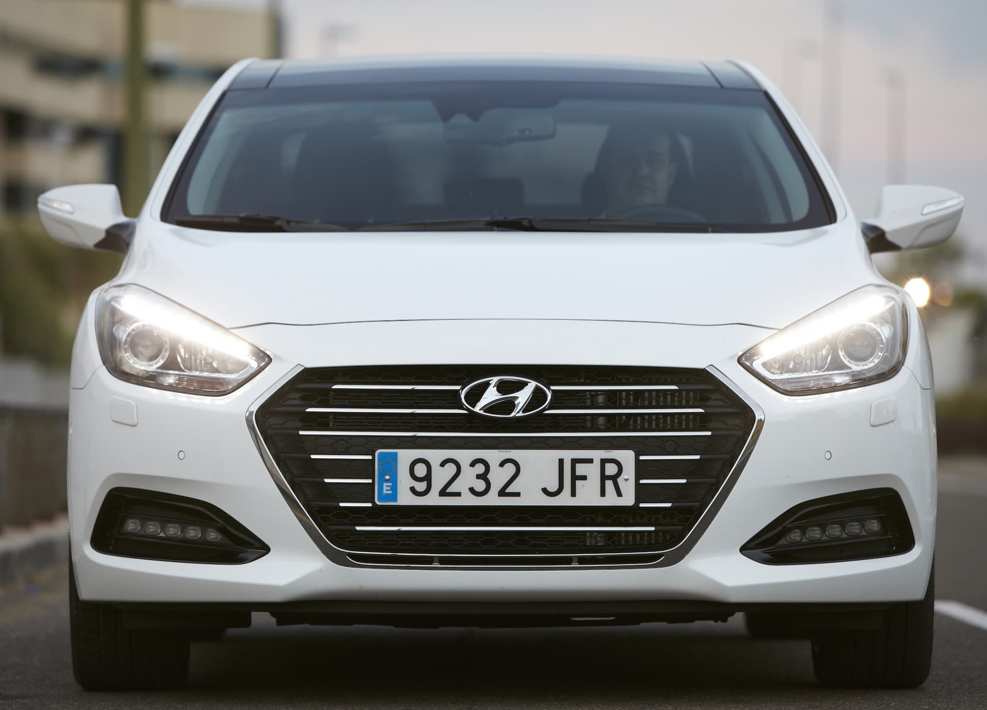 Vista frontal del Hyundai i40 destacando su parrilla y faros