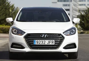 Vista frontal completa del Hyundai i40, destacando su parrilla y faros característicos