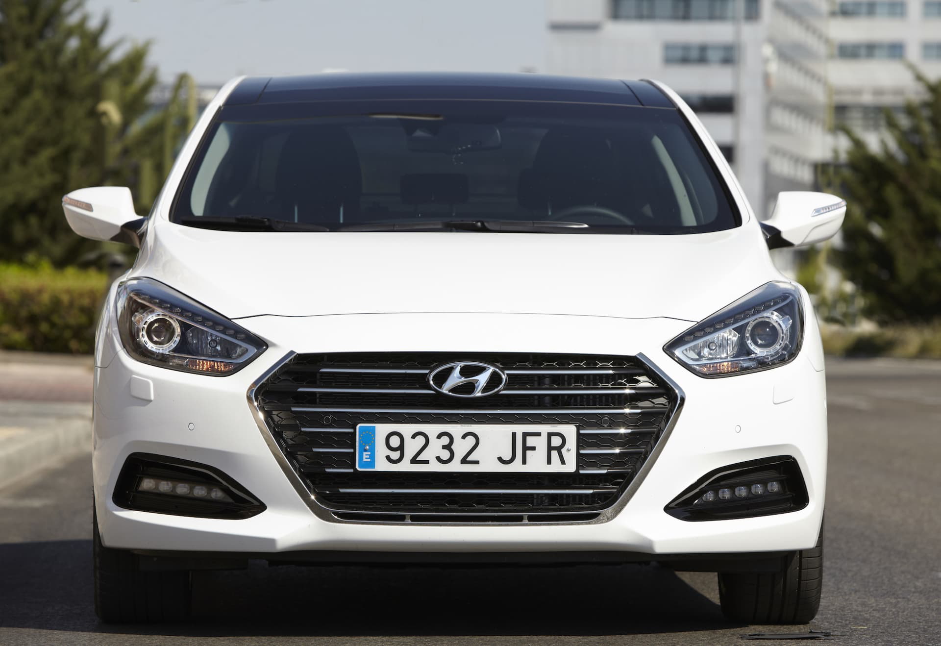 Vista frontal completa del Hyundai i40, destacando su parrilla y faros característicos