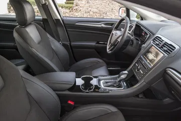 Habitáculo ergonómico con acabados premium y consola central intuitiva.