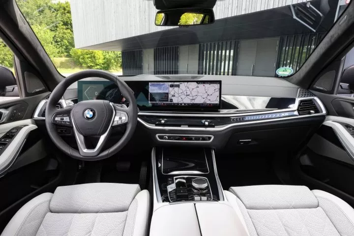 Vista del habitáculo lujoso y tecnológico del BMW X5.