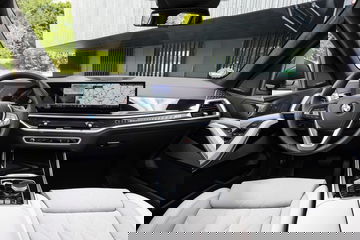 Vista del habitáculo lujoso y tecnológico del BMW X5.