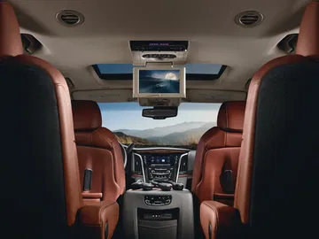 Confortables asientos de cuero con sistema de entretenimiento integrado.