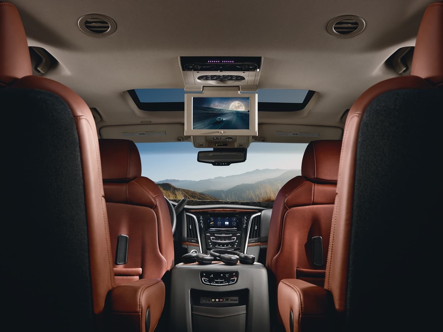 Confortables asientos de cuero con sistema de entretenimiento integrado.