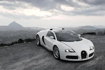 Vista lateral del Bugatti Veyron mostrando su icónico diseño aerodinámico.