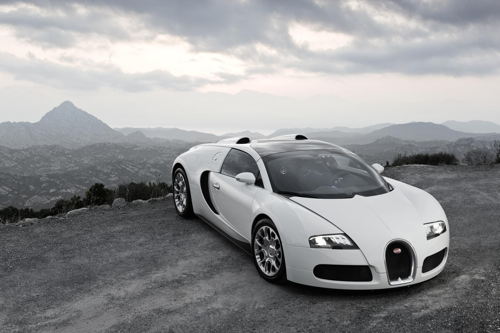 Vista lateral del Bugatti Veyron mostrando su icónico diseño aerodinámico.